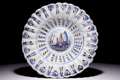 Un plat polylobé en faïence de Delft en bleu et manganèse à décor d'un bateau, 17/18ème