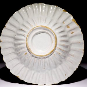 Un plat polylobé en faïence de Delft en bleu et manganèse à décor d'un bateau, 17/18ème — photo 2