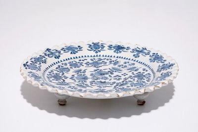 Un plat polylobé en faïence de Nürnberg bleu et blanc, Allemagne, 17ème