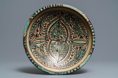 Un plat profond en céramique islamique, Boukhara, Ouzbékistan, 17/18ème