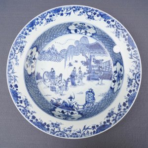 Un plat profond en porcelaine de Chine bleu et blanc à décor de figures dans un jardin, Yongzheng — photo 3