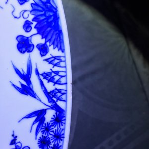 Un plat profond en porcelaine de Chine bleu et blanc à décor de figures dans un jardin, Yongzheng — photo 6