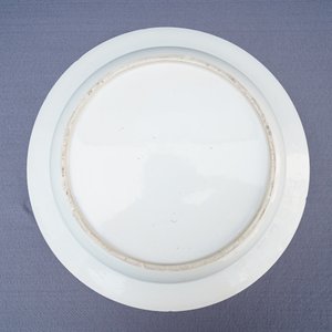 Un plat profond en porcelaine de Chine bleu et blanc à décor de figures dans un jardin, Yongzheng — photo 4
