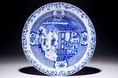 Un plat profond en porcelaine de Chine bleu et blanc à décor de "La Romance de la chambre de l'ouest", Yongzheng