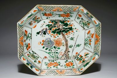 Un plat profond hexagonal en porcelaine de Chine famille verte, Kangxi