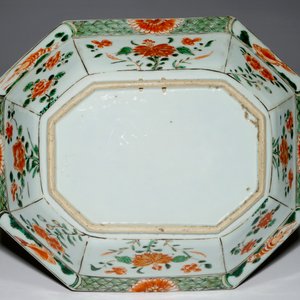 Un plat profond hexagonal en porcelaine de Chine famille verte, Kangxi — photo 2
