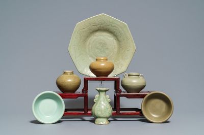 Un plat, quatre vases et deux bols en porcelaine de Chine céladon de Longquan, Song/Ming