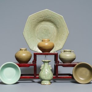 Un plat, quatre vases et deux bols en porcelaine de Chine céladon de Longquan, Song/Ming — photo 1