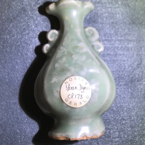 Un plat, quatre vases et deux bols en porcelaine de Chine céladon de Longquan, Song/Ming — photo 16