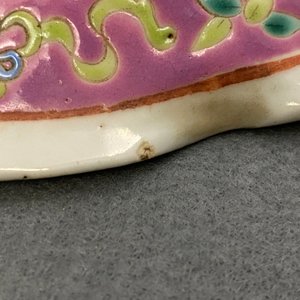 Un plat sur piedouche en porcelaine de Chine famille rose pour le marché Straits ou Peranakan, 19ème — photo 4