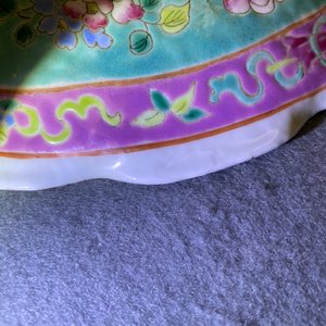 Un plat sur piedouche en porcelaine de Chine famille rose pour le marché Straits ou Peranakan, 19ème — photo 5