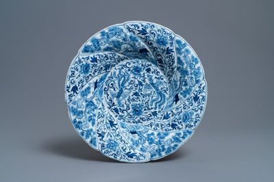 Un plat torsadé en porcelaine de Chine en bleu et blanc à décor de phénix et de singes, Kangxi