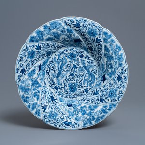 Un plat torsadé en porcelaine de Chine en bleu et blanc à décor de phénix et de singes, Kangxi — photo 1
