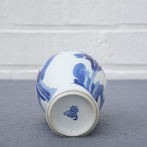 Un plat, un bol et une boîte à thé en porcelaine de Chine 'lait et sang' et bleu et blanc, Kangxi — photo 12