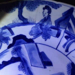 Un plat, un bol et une boîte à thé en porcelaine de Chine 'lait et sang' et bleu et blanc, Kangxi — photo 14