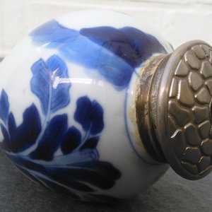 Un plat, un bol et une boîte à thé en porcelaine de Chine 'lait et sang' et bleu et blanc, Kangxi — photo 26