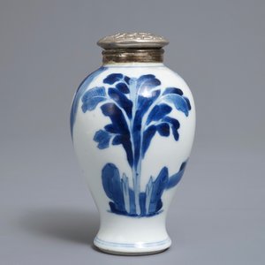 Un plat, un bol et une boîte à thé en porcelaine de Chine 'lait et sang' et bleu et blanc, Kangxi — photo 6