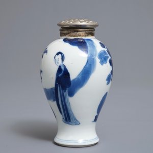 Un plat, un bol et une boîte à thé en porcelaine de Chine 'lait et sang' et bleu et blanc, Kangxi — photo 7