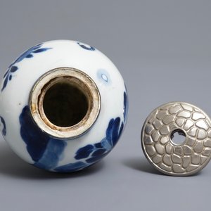 Un plat, un bol et une boîte à thé en porcelaine de Chine 'lait et sang' et bleu et blanc, Kangxi — photo 8