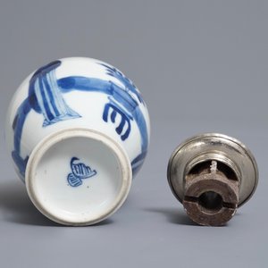 Un plat, un bol et une boîte à thé en porcelaine de Chine 'lait et sang' et bleu et blanc, Kangxi — photo 9