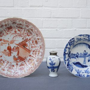 Un plat, un bol et une boîte à thé en porcelaine de Chine 'lait et sang' et bleu et blanc, Kangxi — photo 10