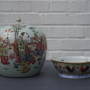 Un plat, un pot couvert et un bol sur piedouche en porcelaine de Chine famille rose, 19ème — photo 12