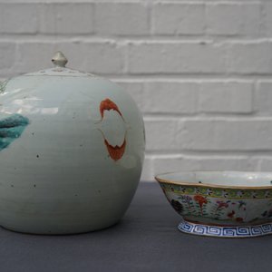 Un plat, un pot couvert et un bol sur piedouche en porcelaine de Chine famille rose, 19ème — photo 13