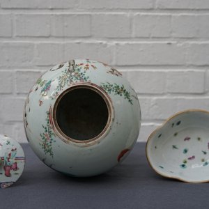 Un plat, un pot couvert et un bol sur piedouche en porcelaine de Chine famille rose, 19ème — photo 14