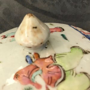 Un plat, un pot couvert et un bol sur piedouche en porcelaine de Chine famille rose, 19ème — photo 30