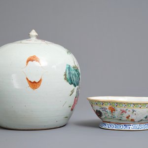 Un plat, un pot couvert et un bol sur piedouche en porcelaine de Chine famille rose, 19ème — photo 6