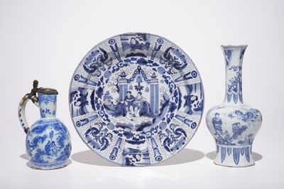 Un plat, un vase et une aiguière en faïence de Delft bleu et blanc à décor chinoiserie, 17/18ème