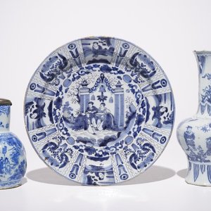 Un plat, un vase et une aiguière en faïence de Delft bleu et blanc à décor chinoiserie, 17/18ème — photo 1