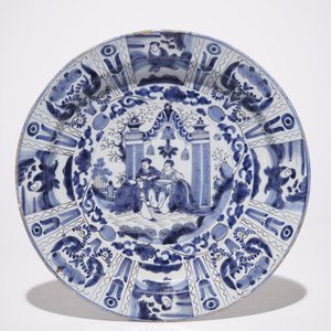 Un plat, un vase et une aiguière en faïence de Delft bleu et blanc à décor chinoiserie, 17/18ème — photo 2