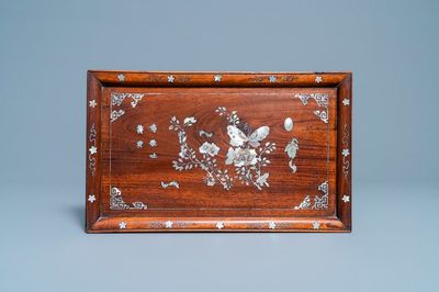 Un plateau à opium en bois incrusté de nacre, Vietnam, 19ème