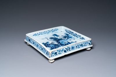 Un plateau de forme carrée en faïence de Delft en bleu et blanc à décor chinois, fin du 17ème