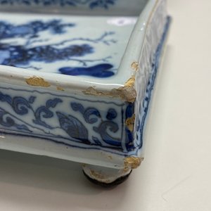 Un plateau de forme carrée en faïence de Delft en bleu et blanc à décor chinois, fin du 17ème — photo 11