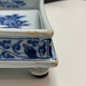 Un plateau de forme carrée en faïence de Delft en bleu et blanc à décor chinois, fin du 17ème — photo 12