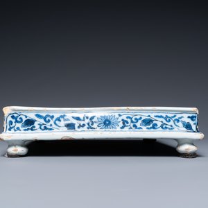 Un plateau de forme carrée en faïence de Delft en bleu et blanc à décor chinois, fin du 17ème — photo 4