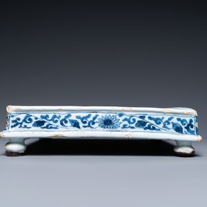 Un plateau de forme carrée en faïence de Delft en bleu et blanc à décor chinois, fin du 17ème — photo 7