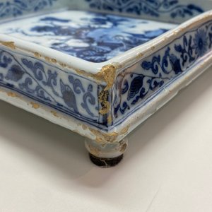 Un plateau de forme carrée en faïence de Delft en bleu et blanc à décor chinois, fin du 17ème — photo 8