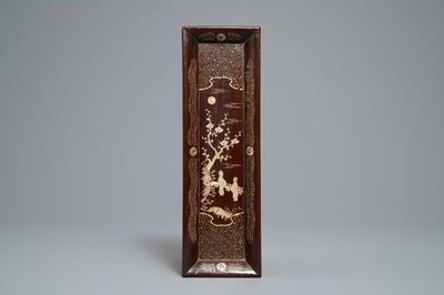 Un plateau de forme rectangulaire en bois laqué incrusté de nacre, Chine, 17/18ème