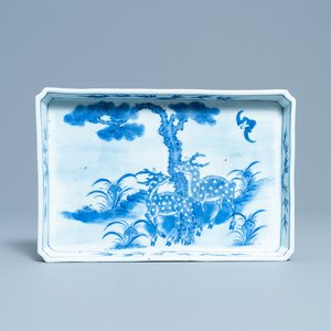 Un plateau de forme rectangulaire en porcelaine de Chine en bleu et blanc à décor de cerfs, Qianlong/Jiaqing — photo 1