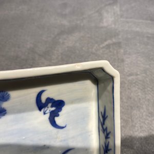Un plateau de forme rectangulaire en porcelaine de Chine en bleu et blanc à décor de cerfs, Qianlong/Jiaqing — photo 3