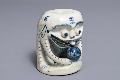 Un poid de rouleau en porcelaine de Chine bleu et blanc, 18/19ème