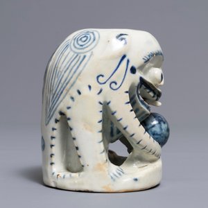 Un poid de rouleau en porcelaine de Chine bleu et blanc, 18/19ème — photo 3