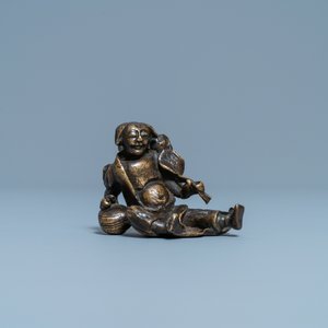 Un poids à rouleau figurant Liu Hai en bronze sur socle en bois, Chine, Ming — photo 2