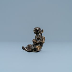 Un poids à rouleau figurant Liu Hai en bronze sur socle en bois, Chine, Ming — photo 3
