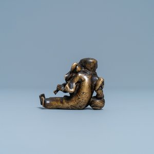 Un poids à rouleau figurant Liu Hai en bronze sur socle en bois, Chine, Ming — photo 4