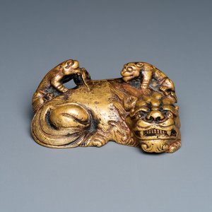 Un poids de rouleau en bronze doré en forme de lion et deux lionceaux, Qing — photo 1