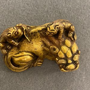 Un poids de rouleau en bronze doré en forme de lion et deux lionceaux, Qing — photo 15
